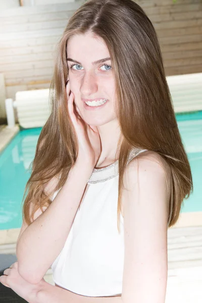 Boční Pohled Mladé Šťastná Žena Uvolněná Bazénu Užít Dovolenou — Stock fotografie