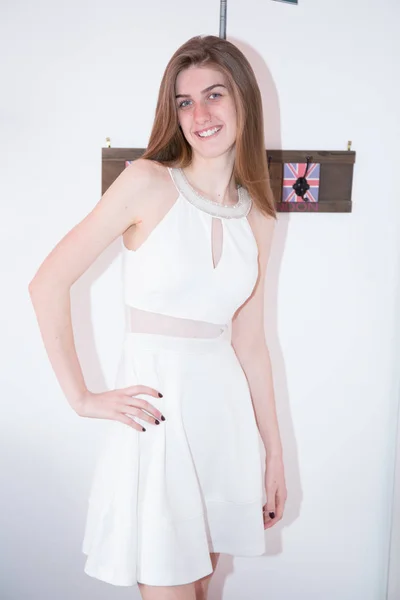Mode Weißes Kleid Für Junge Frau Posiert Hause — Stockfoto