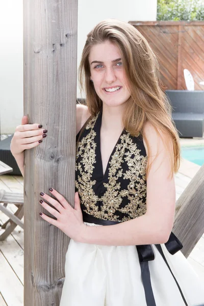 Schöne Junge Frau Modekleid Draußen Vor Dem Pool — Stockfoto