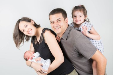 Anne bebek yenidoğan ve babası sırtıma kızı aile sevgi ve stylelife