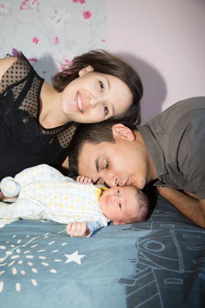 Porträt Der Mutter Und Ihres Neugeborenen Babys Heimischen Schlafzimmer Verliebter — Stockfoto