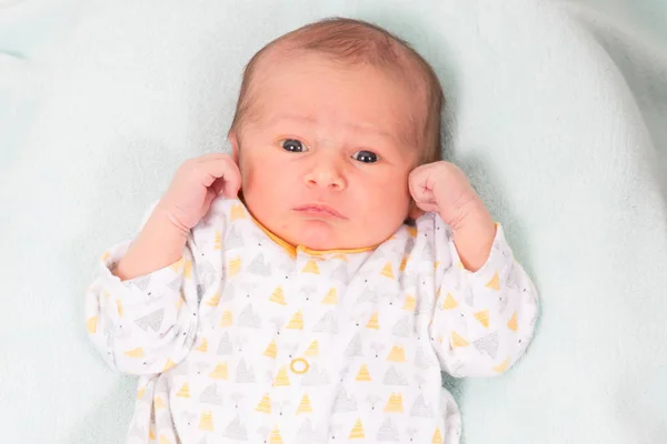 Yeni Doğan Çocuk Portre Erkek Yatakta Rahatlatıcı — Stok fotoğraf