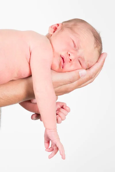 Bebé Recién Nacido Acostado Brazos Paternos Durmiendo Sobre Fondo Blanco — Foto de Stock