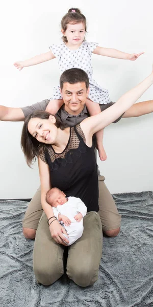 Vierköpfige Familie Hintereinander Mit Vater Mutter Tochter Und Neugeborenem Sohn — Stockfoto