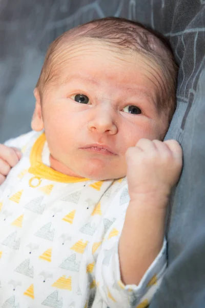 Yeni Doğan Bebek Yalan Elini Arıyorum — Stok fotoğraf