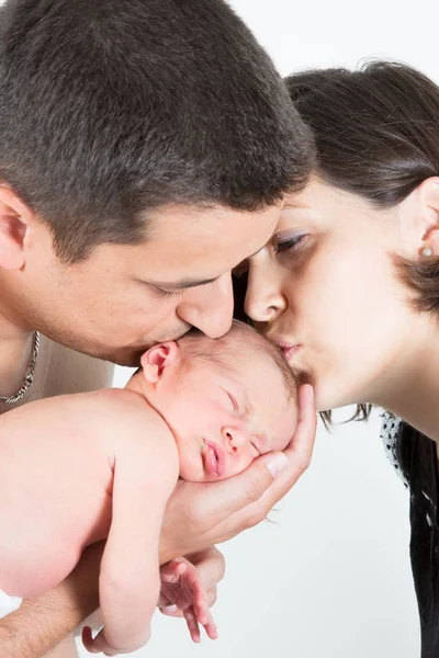 Junge Mutter Und Vater Mit Schlafendem Neugeborenen Familienkuss — Stockfoto