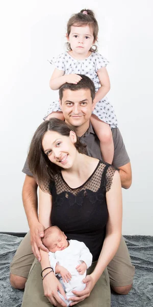 Junge Mutter Hält Ihr Neugeborenes Mit Erster Tochter Und Vater — Stockfoto
