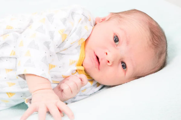 Yeni Doğan Bebek Çocuk Yatakta Yatarken Gözlerini Kapat Ararken — Stok fotoğraf