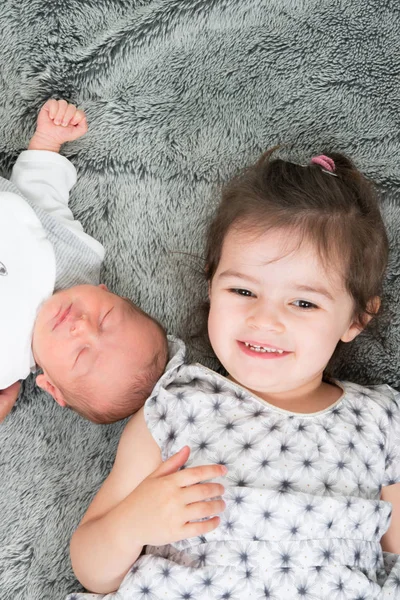Hermanita Abrazando Hermano Recién Nacido Acostado Dormitorio Casa — Foto de Stock