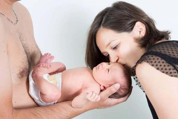 Neugeborener Junge Ruht Den Armen Des Vaters Und Küsst Mutter — Stockfoto