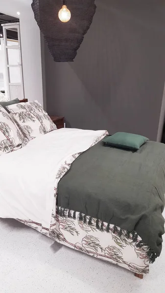 Detalle Del Dormitorio Interior Con Cómoda Cama Suave Verde Blanca — Foto de Stock