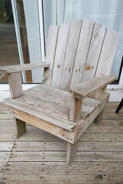 Domowe Drewniane Krzesło Drewnianym Tarasie Domu — Zdjęcie stockowe