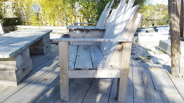 回收木椅自制与旧木栅栏 — 图库照片