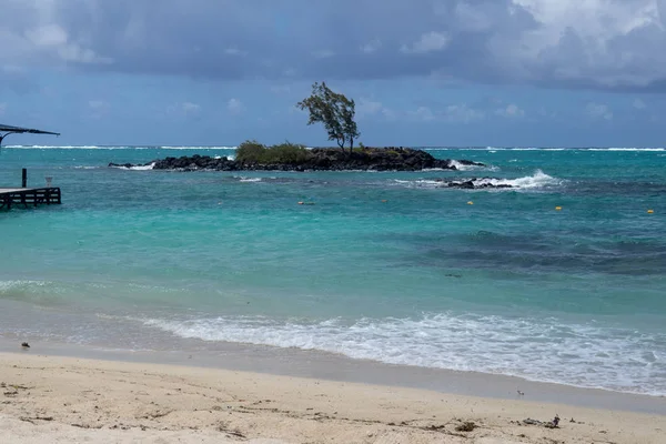 Piękna Plaża Tropikalne Morze Piasek Błękitne Niebo Biały Chmura — Zdjęcie stockowe