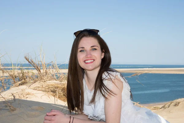 Junge Lächelnde Schönheit Mädchen Sommer Strandurlaub — Stockfoto