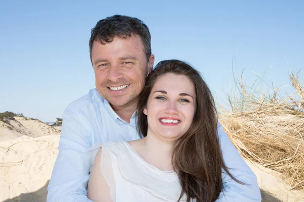 Porträt Eines Lachenden Pärchens Das Einem Sonnigen Tag Den Stranddünen — Stockfoto