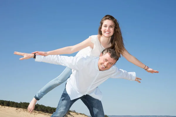 Young Couple Piggyback Ride Beach Summer Blue Sky — Stock Photo, Image