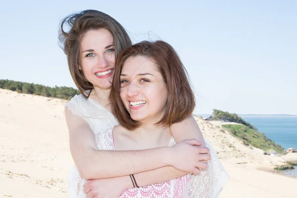 Porträt Eines Hübschen Mannes Huckepack Schöne Frau Strand — Stockfoto