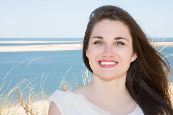 Schöne Lächelnde Junge Frau Sommerstrand Urlaub Meer — Stockfoto