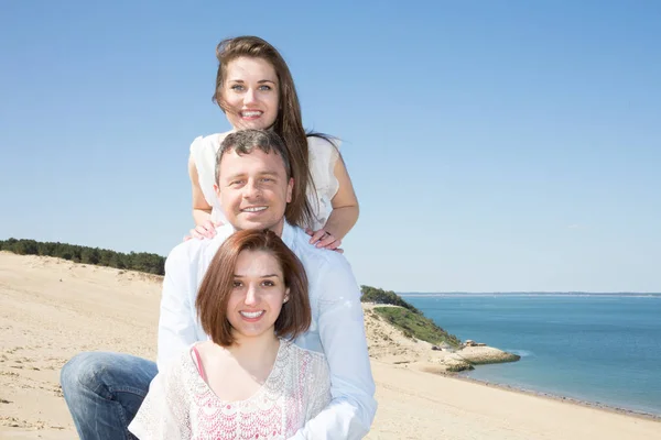 Freunde Urlaub Mann Und Zwei Mädchen Sommer Strandurlaub Spielen Auf — Stockfoto