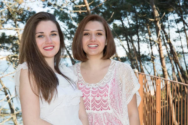 Duas Meninas Bonitas Desfrutando Férias Verão Lgbt Casal Feriados — Fotografia de Stock