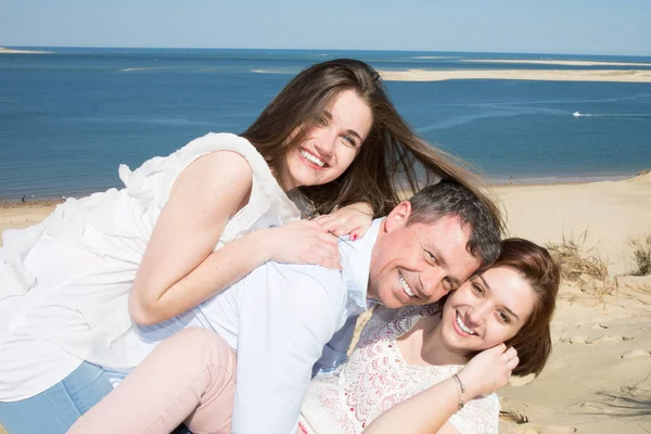 Schöner Mann Mit Zwei Mädchen Huckepack Spaß Freundin Und Sommerurlaub — Stockfoto