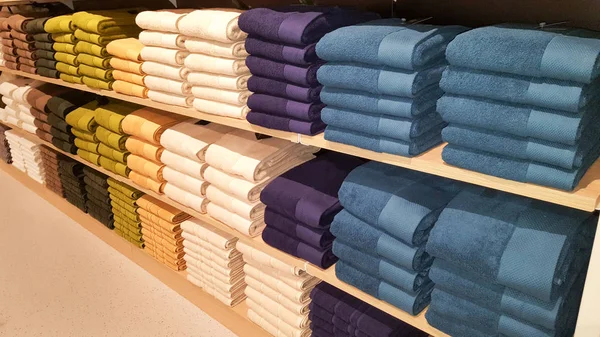 Πετσέτες Πάνω Ξύλινα Ράφια Ένα Μαγαζί — Φωτογραφία Αρχείου