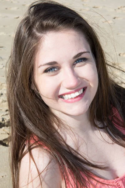 Όμορφη Νεαρή Γυναίκα Στην Παραλία Καλοκαίρι Κατά Διάρκεια Διακοπών — Φωτογραφία Αρχείου