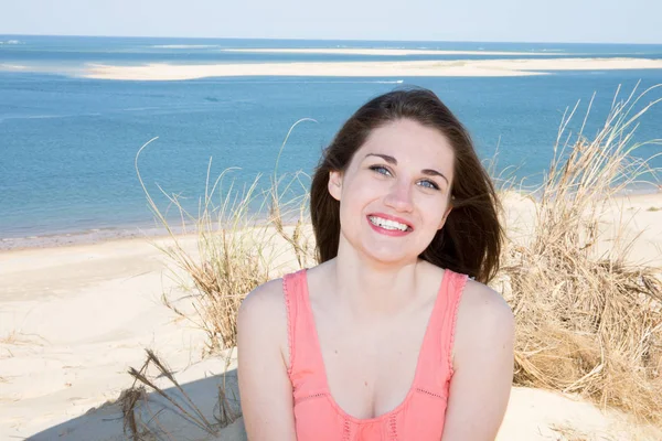 Schöne Lächelnde Mädchen Auf Dünen Strand Meer Den Sommerferien — Stockfoto