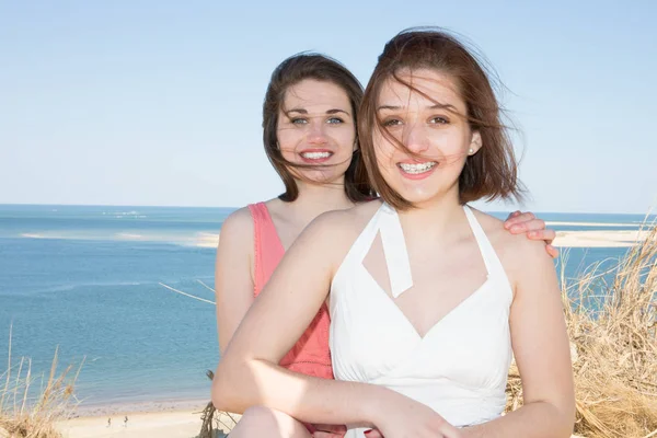 Χαριτωμένα Κορίτσια Στην Παραλία Λοατ Λεσβία Γυναίκα Διακοπές Καλοκαίρι Και — Φωτογραφία Αρχείου