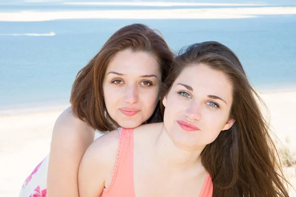 Couple Girls Love Beach — Stock Photo, Image