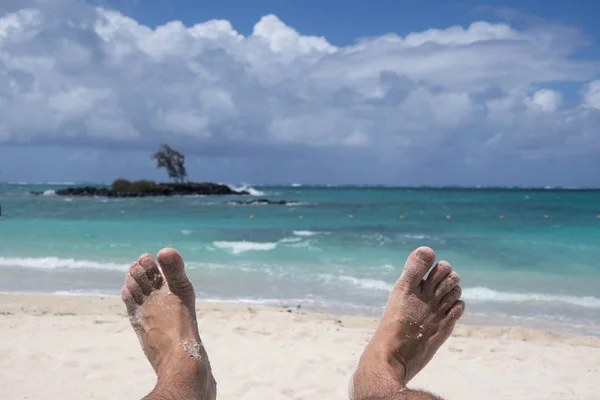 Pies Hombre Acostado Arena Paraíso Playa Símbolo Felicidad Vacaciones — Foto de Stock