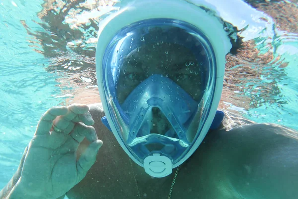 Muž Potápěčské Masky Pod Vodou — Stock fotografie