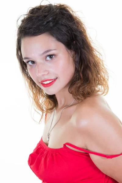Hermosa Mujer Sonriente Con Vestido Rojo Con Pelo Largo Rizado —  Fotos de Stock