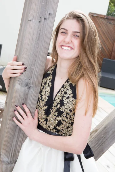 Hübsches Junges Mädchen Lächelt Pool — Stockfoto