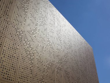 kübik binada modern: mavi gökyüzü