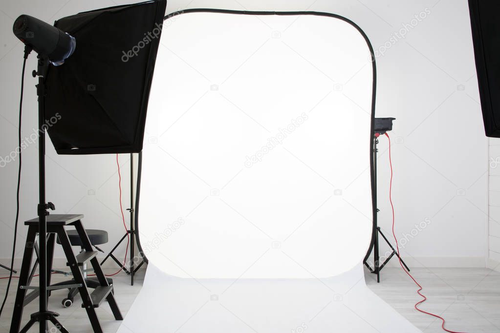 photo studio with the flashes and the projector and a white background