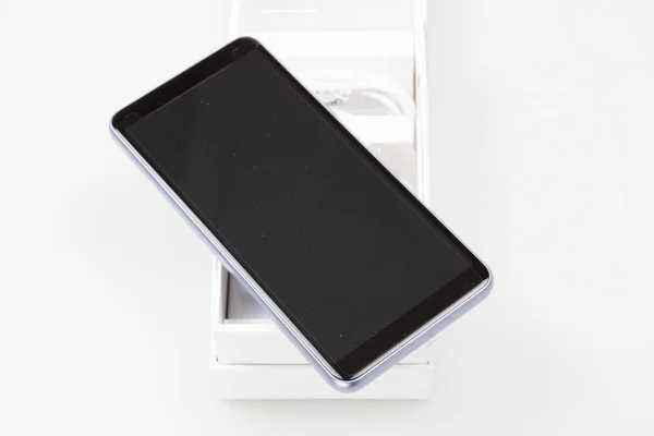 Nowy Nowoczesny Smartfon Białym Polu Izolowany Białym Tle — Zdjęcie stockowe