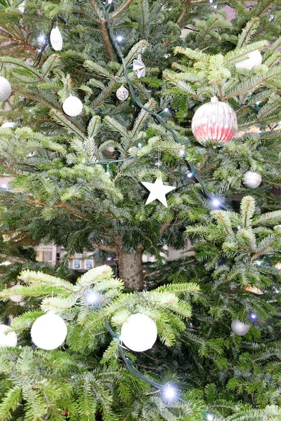 星とボールの装飾されたツリーは クリスマスの背景 — ストック写真