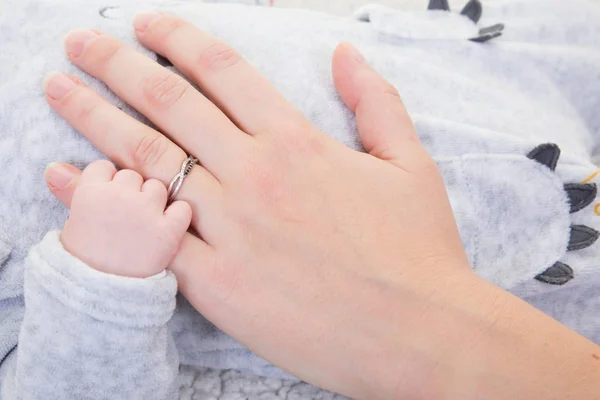 Новорожденная Рука Хватается Палец Матери — стоковое фото