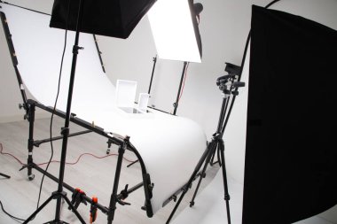 Studio fotoğraf nesne ürün büyük softbox karşıyageldiklerinde reflektör şemsiye ve sehpa gibi ticari işler için kurulum aydınlatma