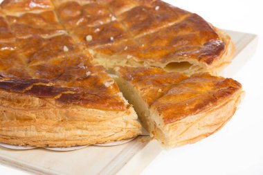 Epiphany Kings badem Galette'ye des Rois ahşap arka plan üzerinde on ikinci gece pasta