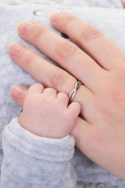 Yeni doğan bebek anne elinde tutan kadın