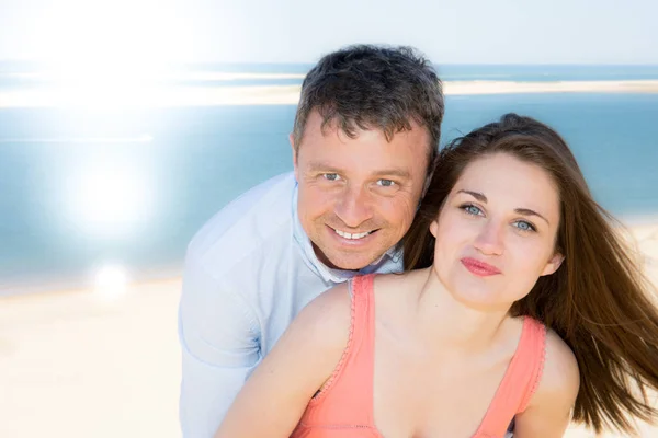 休暇中にビーチで一日を楽しんで幸せな若いカップルの肖像画 — ストック写真