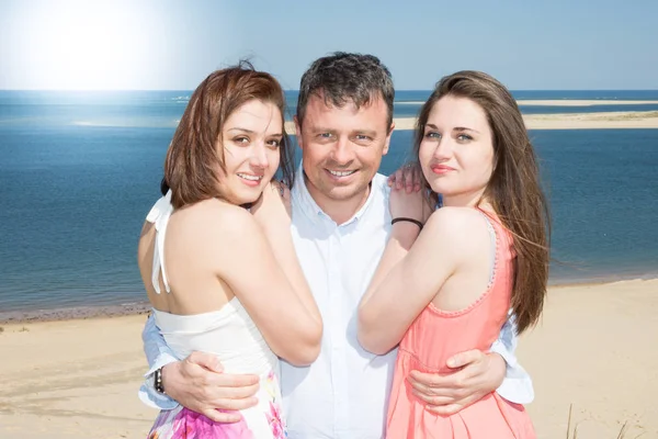 Porträt Eines Glücklichen Mannes Zwischen Zwei Mädchen Die Sommerurlaub Auf — Stockfoto