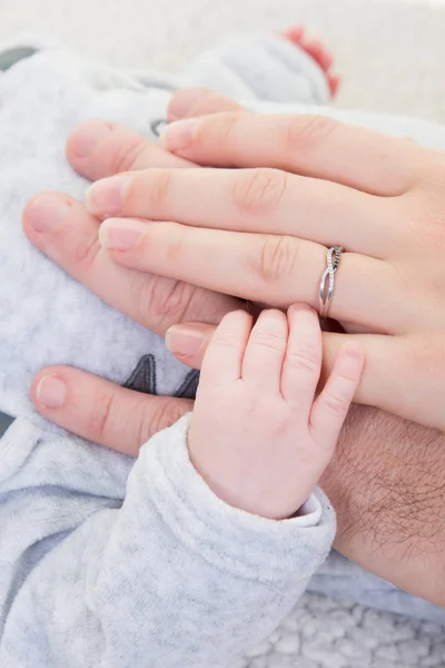 生まれたばかりの赤ちゃんのケア両手で母の父 — ストック写真