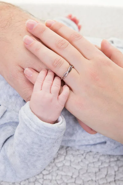 Baby Pasgeboren Jongetje Grijs Pyjama Bedrijf Moeder Vader Hand Bed — Stockfoto
