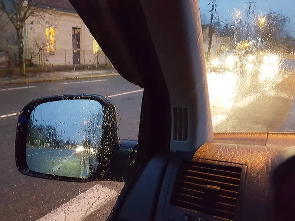 晚上背景上的明亮灯光穿过车窗的道路上和侧镜上 — 图库照片