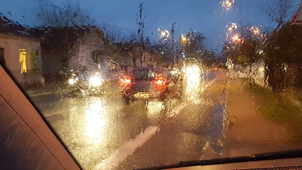 Chuva Cai Janela Carro Com Estrada Luz Bokeh Noite Cidade — Fotografia de Stock