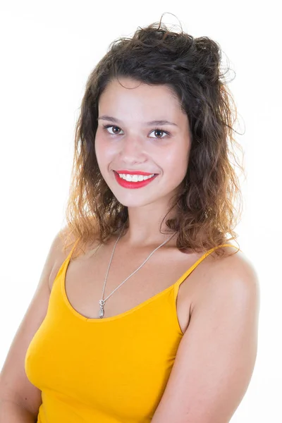 Portrait Jeune Femme Souriante Debout Avec Les Bras Croisés Isolés — Photo